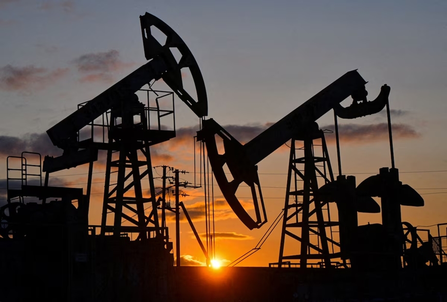 Giá dầu hôm nay tăng mạnh, Brent vượt mốc 100 USD/thùng