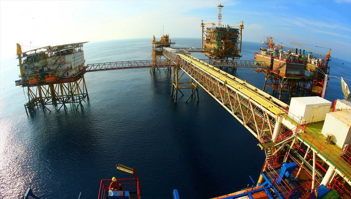 Biến động giá xăng dầu toàn cầu trước căng thẳng Trung Đông